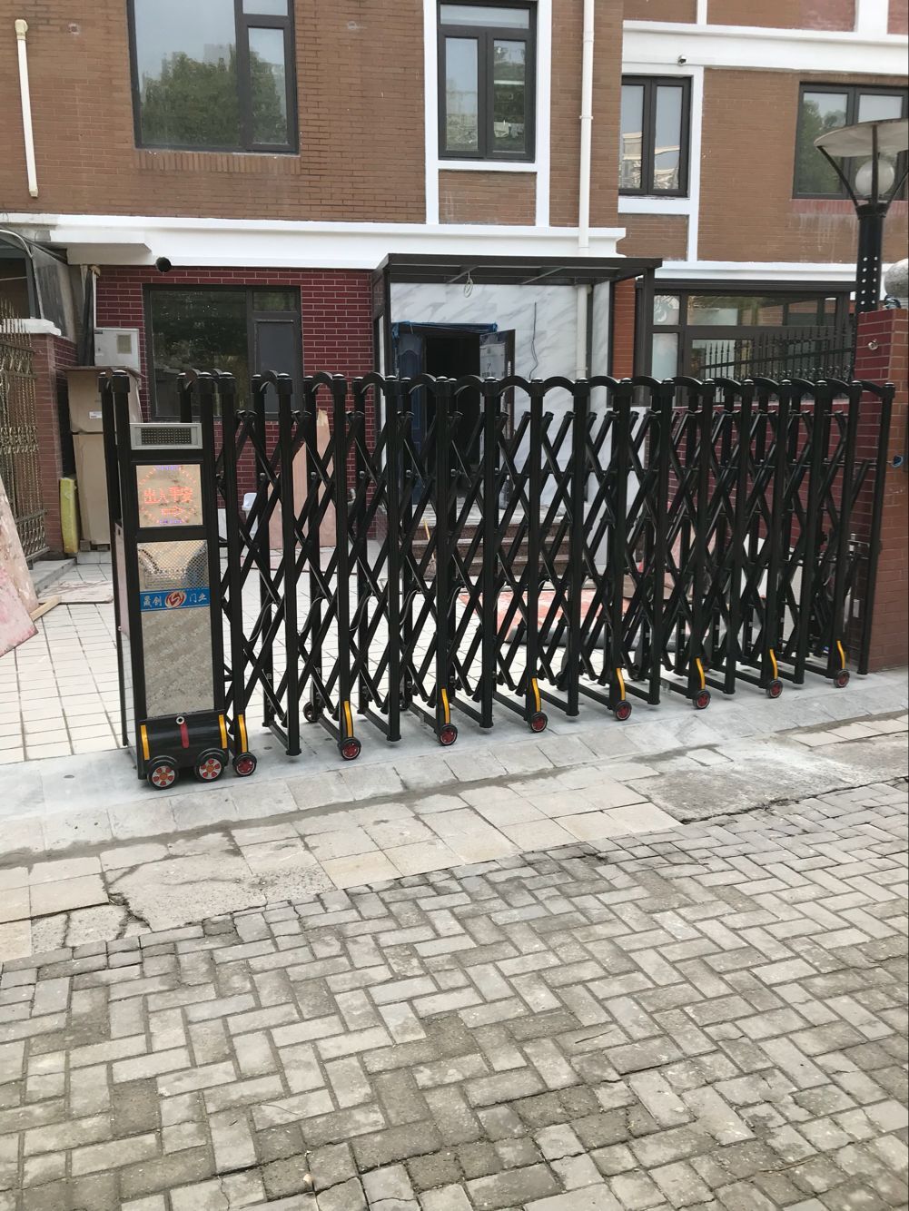 上海市普陀區(qū)金鼎路陽光威尼斯別墅11號伸縮門安裝已完成