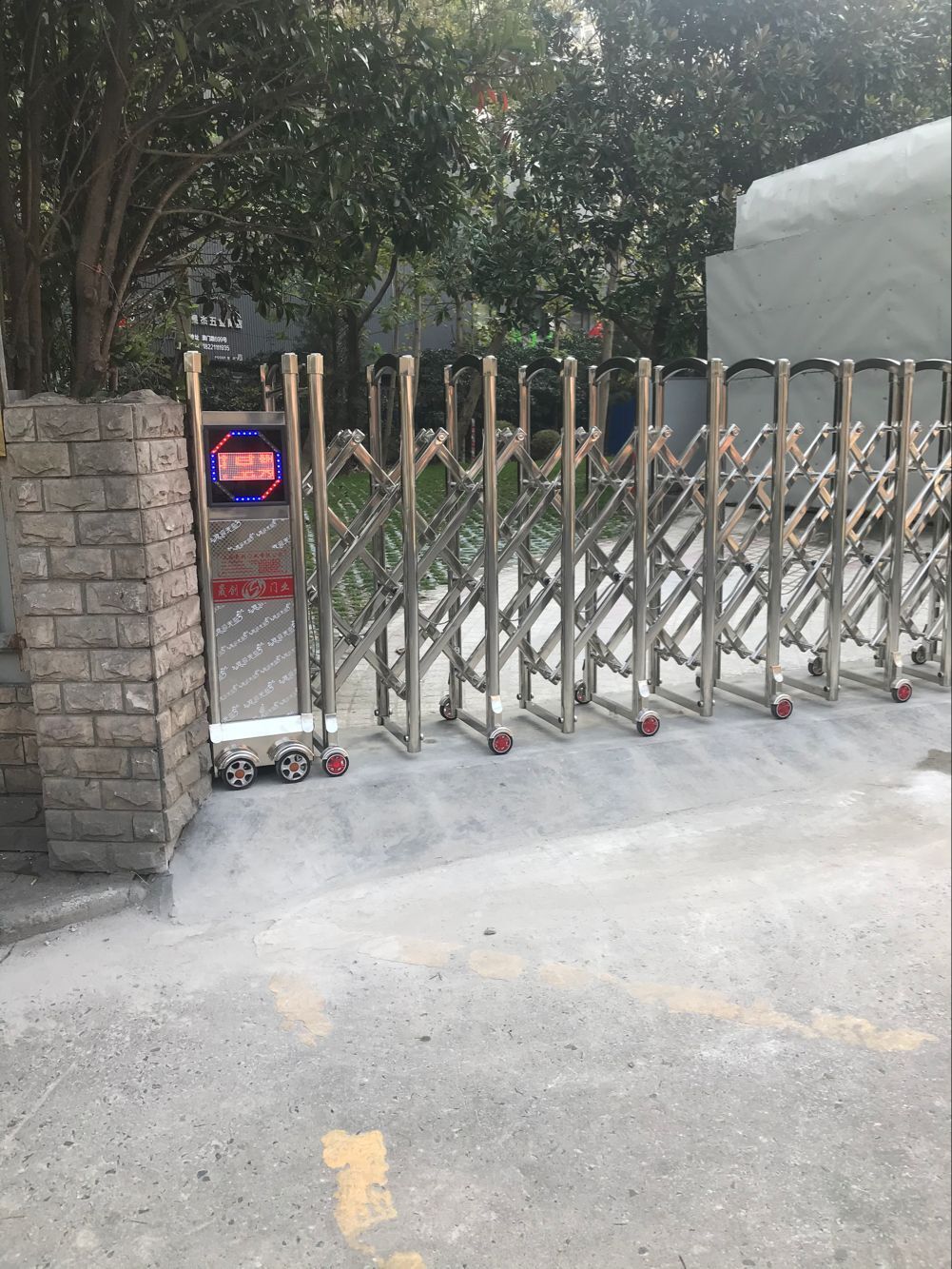 熱烈祝賀上海長(zhǎng)寧區(qū)上海申生出租汽車(chē)管理有限公司伸縮門(mén)安裝已完成。