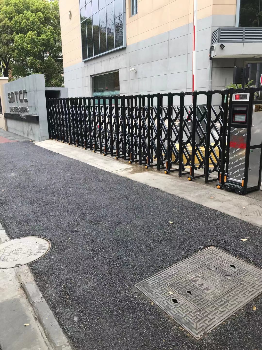 上海市長寧區(qū)上海交通委員會指揮中心電動伸縮門安裝已完成！