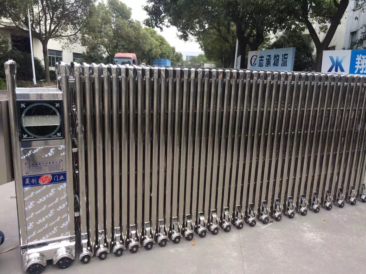 上海剛泰集團有限公司電動伸縮門安裝已完成！